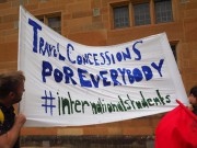 Studium v Austrálii: Studenti demonstrovali za levnejší dopravu